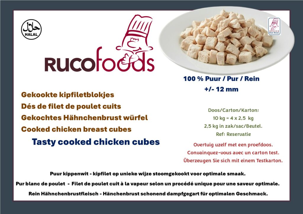 Gekookte kipfiletblokjes van Rucofoods op een witte schaal, met productinformatie en meertalige beschrijving. Dés de filet de poulet cuits de Rucofoods présentés sur une assiette blanche avec informations produit et description multilingue. Gekochte Hähnchenbrustwürfel von Rucofoods auf einem weißen Teller, umgeben von Produktinformationen und mehrsprachiger Beschreibung. Cooked chicken breast cubes from Rucofoods on a white plate with product details and multilingual description.